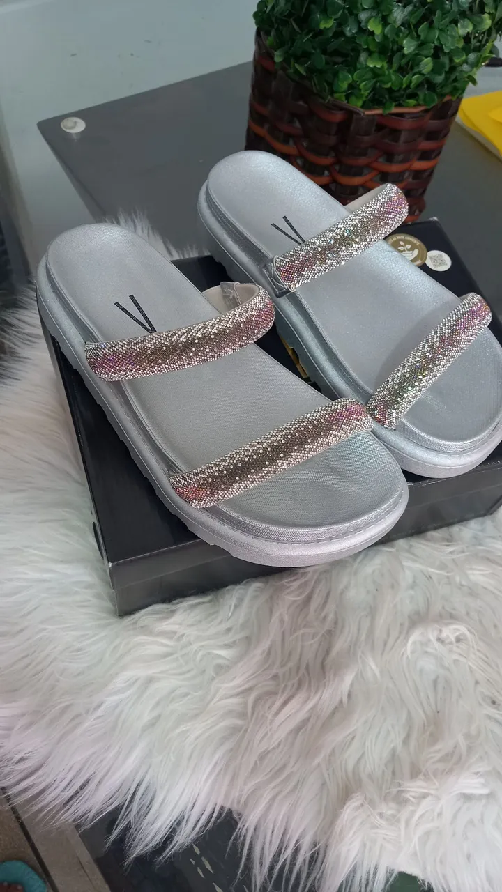 Sandálias Femininas Prateadas com Detalhes em Strass