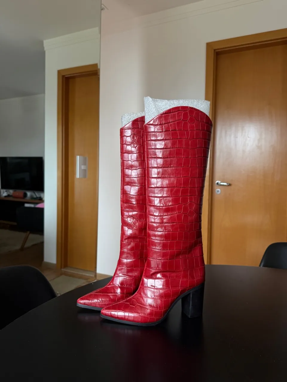 Bota Vermelha Schutz Couro Croco - Elegância e Estilo!