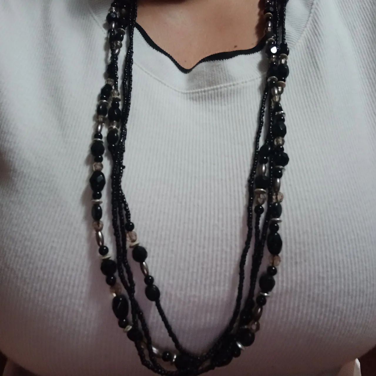 Lindo colar em miçangas na cor preta