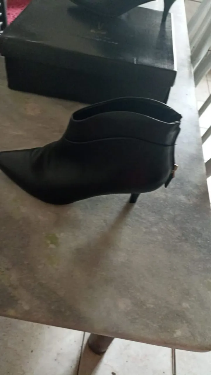 Bota feminina preta salto fino