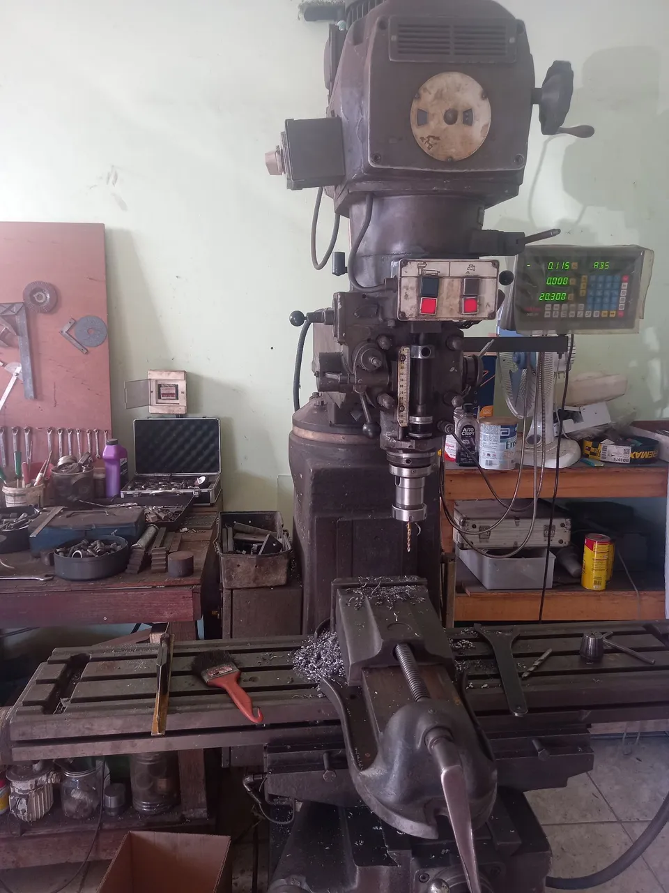Fresadora Industrial Robusta e Eficiente