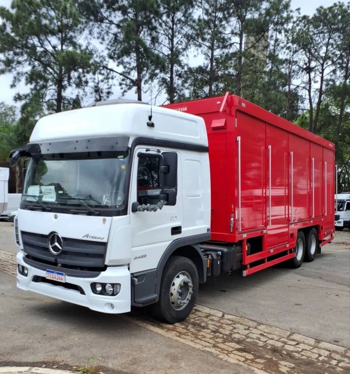 MB Atego 2433 ano 2025, 6x2, com Baú de bebidas, em SP