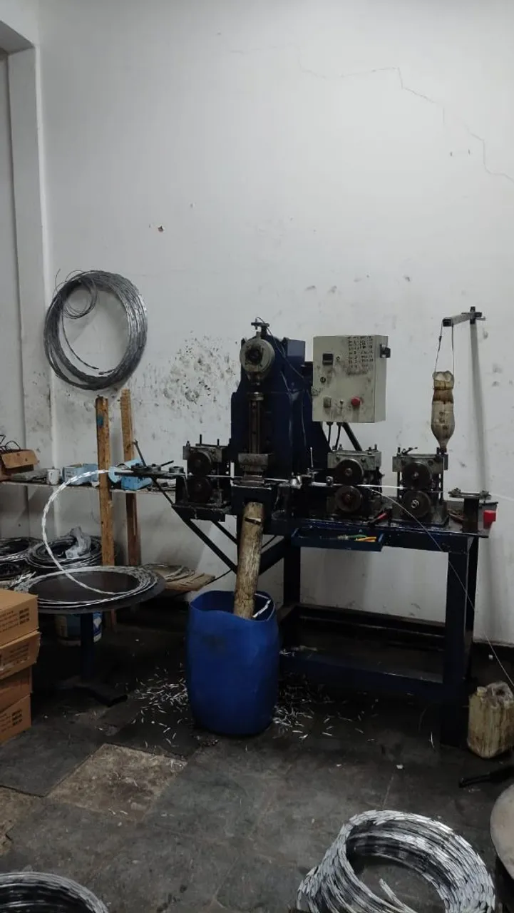 Máquina para fabricação de CONCERTINAS