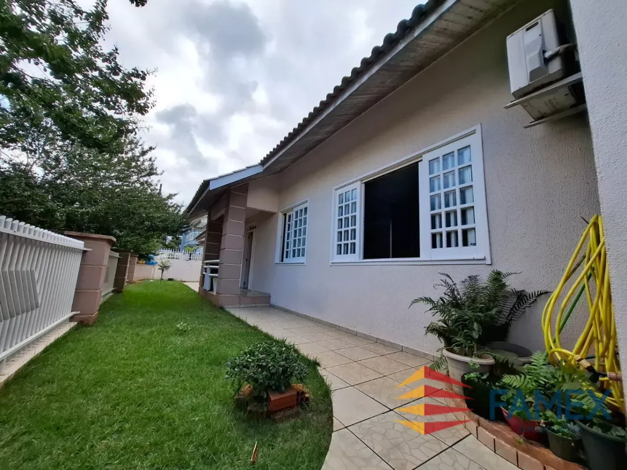 CASA DE ESQUINA À VENDA - ACEITA PERMUTA POR IMÓVEL NA CIDADE OU EM MARINGÁ - CA980