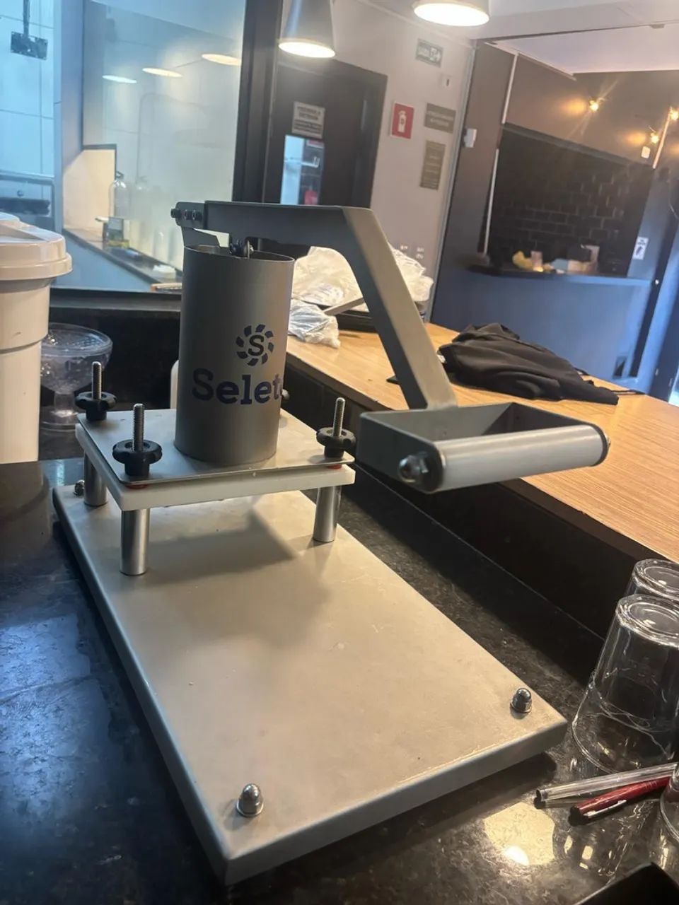 Máquina semi automática de hambúrguer da marca Seleto. 4 moldes . Agilize sua produção! 