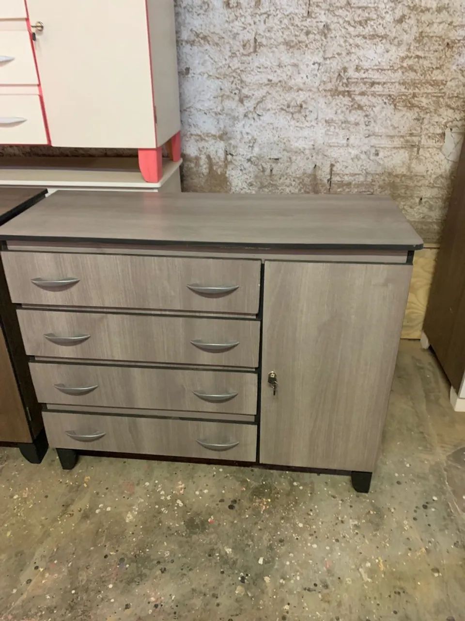 Cômoda com gavetas e armário lateral