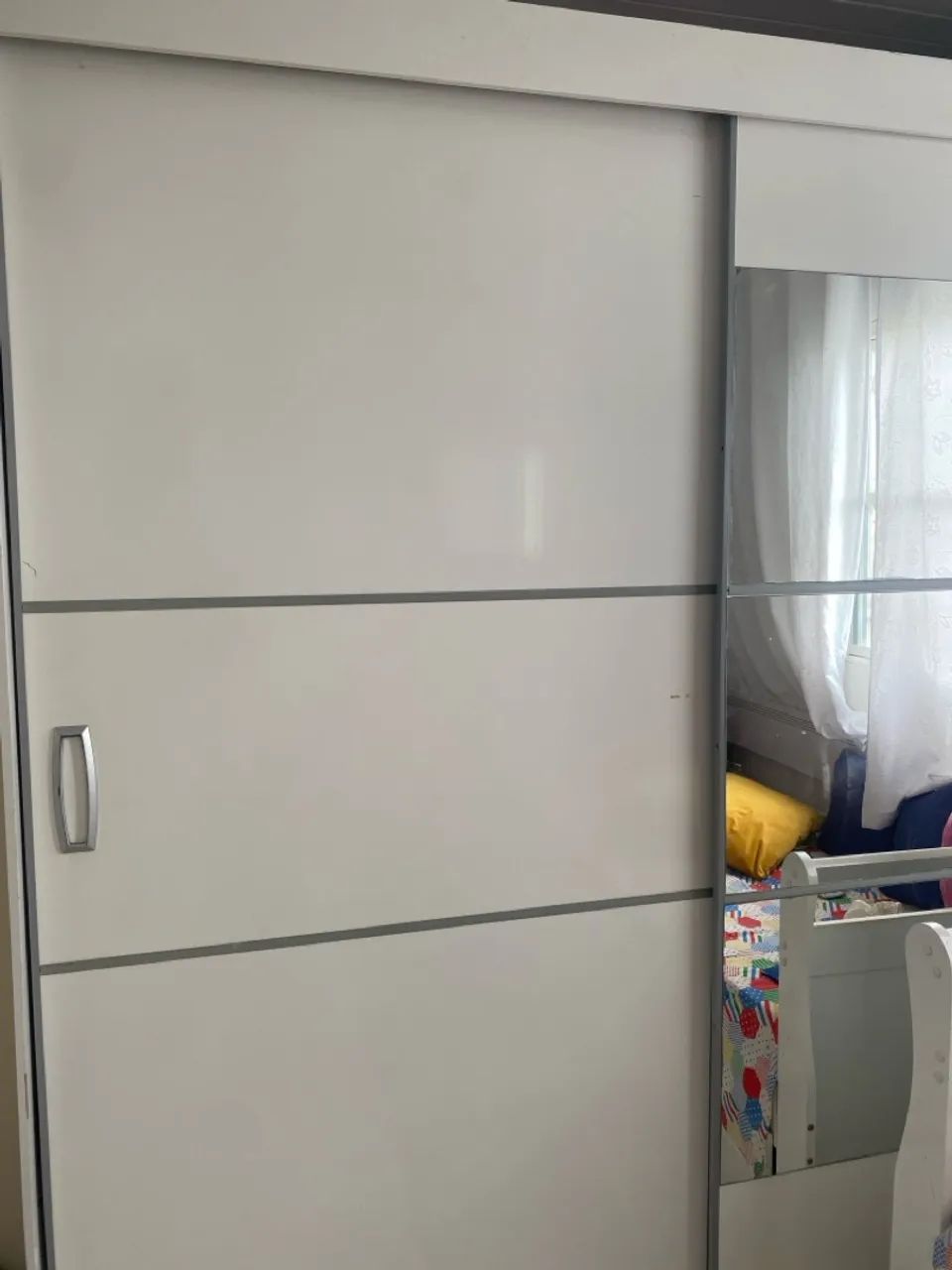 Guarda-roupa branco com espelho