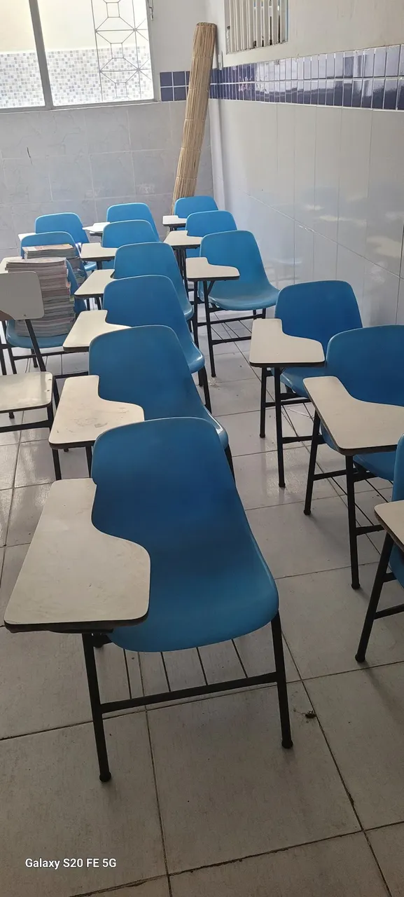 Cadeiras azuis para sala de aula