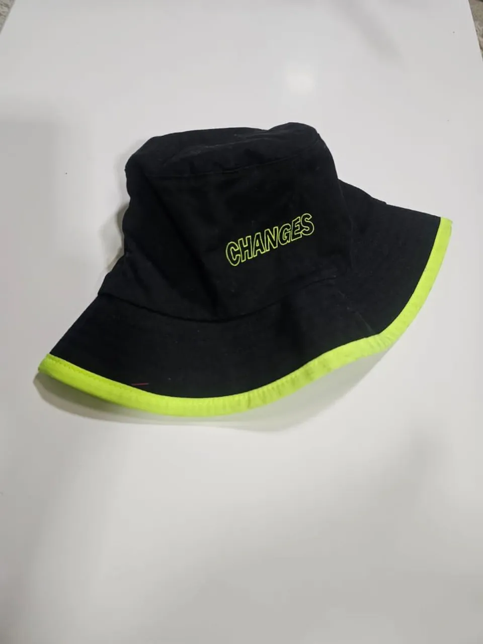 Boné Bucket Preto com Detalhe Neon