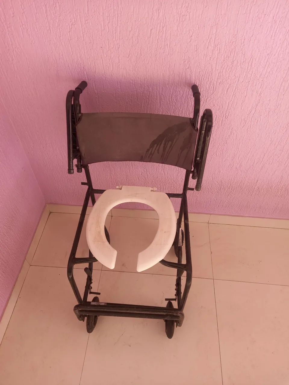 Cadeira de rodas com assento sanitário - Foto 2