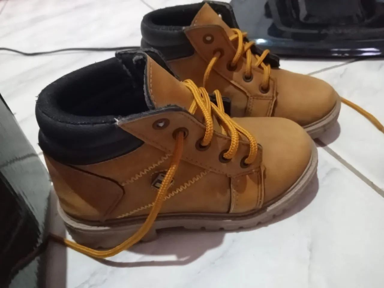 Botas Marrom para Bebê-tamanho 25 - Foto 2