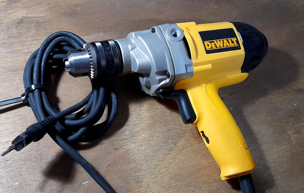 Furadeira Dewalt DW130v B2 220V<br>