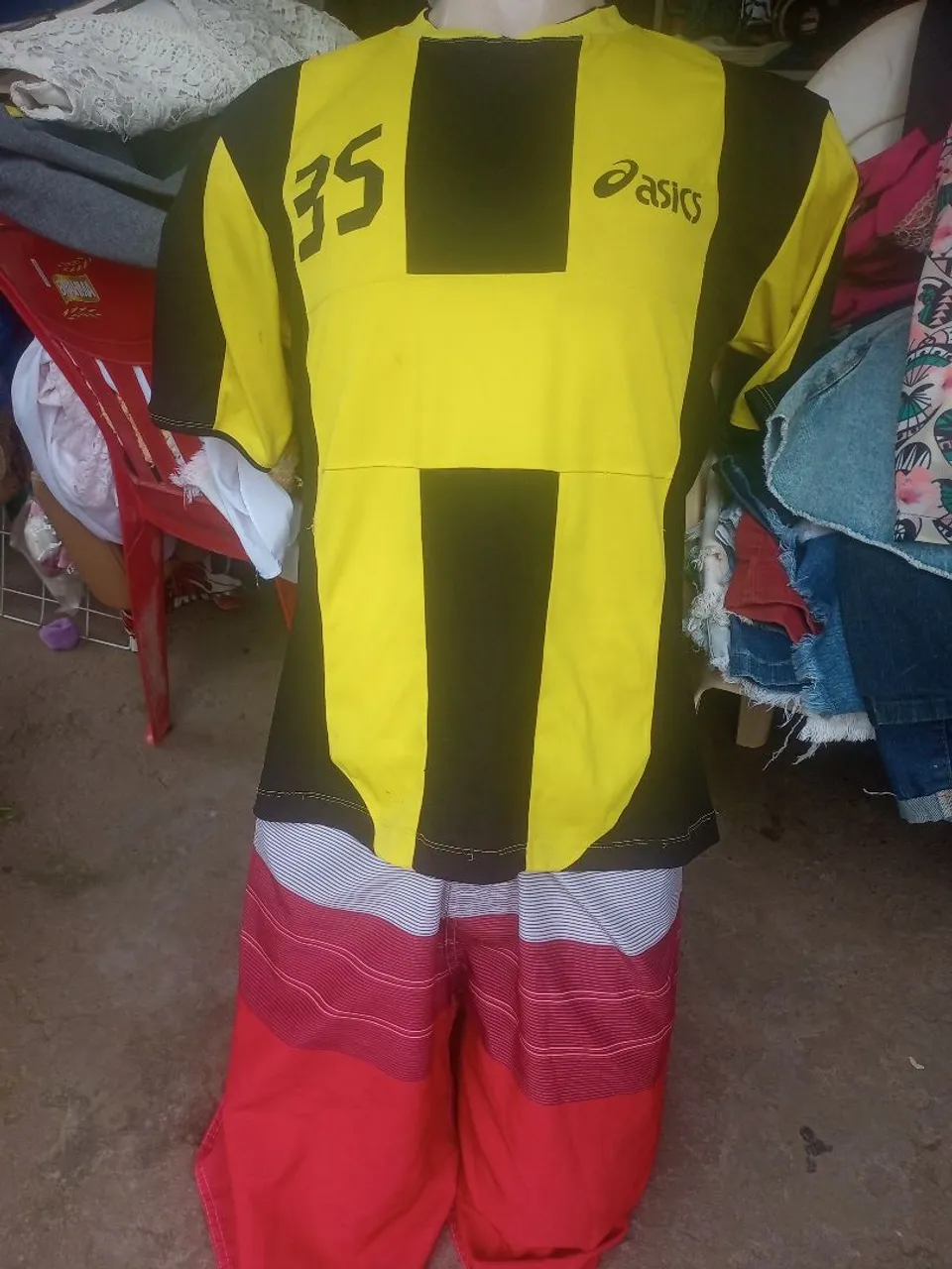 Camisa Amarela e Shorts Vermelhos Esportivos