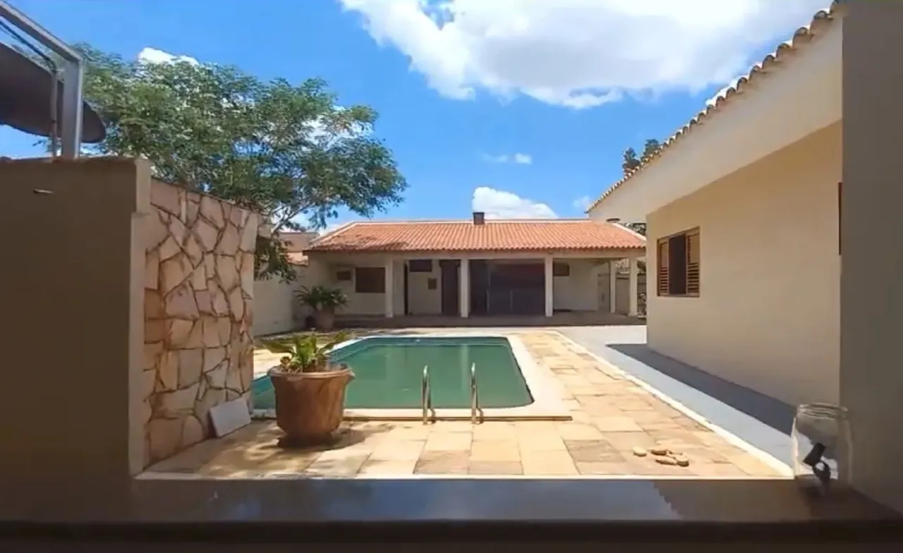 Casa espaçosa com 4 suítes piscina e churrasqueira