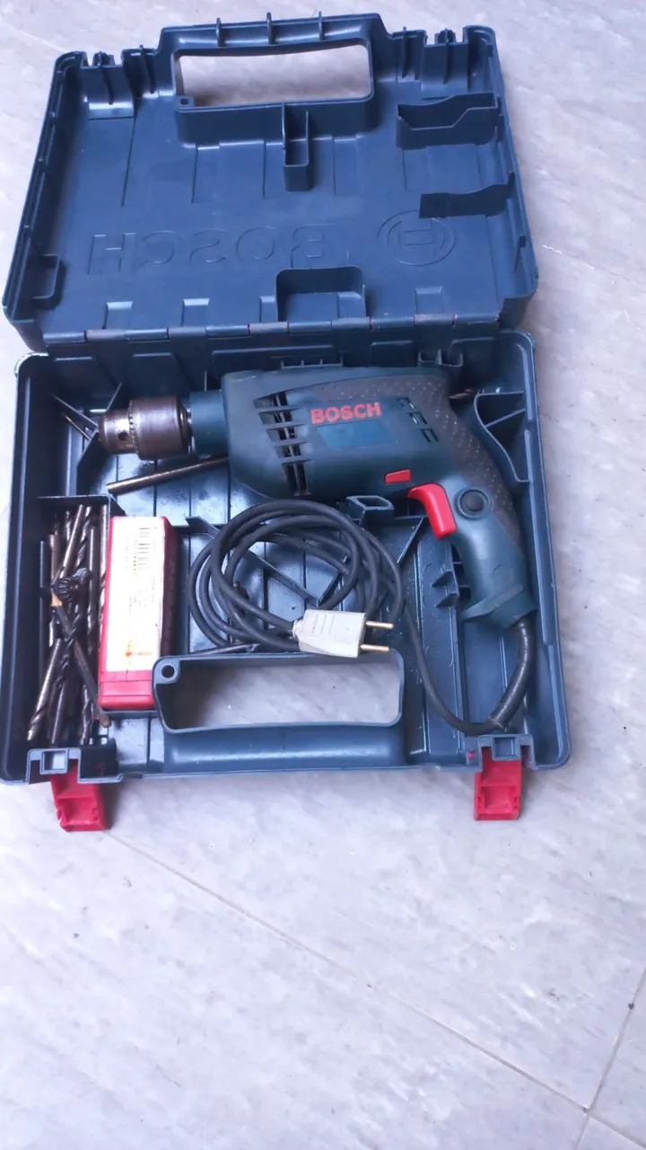 Furadeira Bosch com Acessórios - Perfeita para seus projetos!