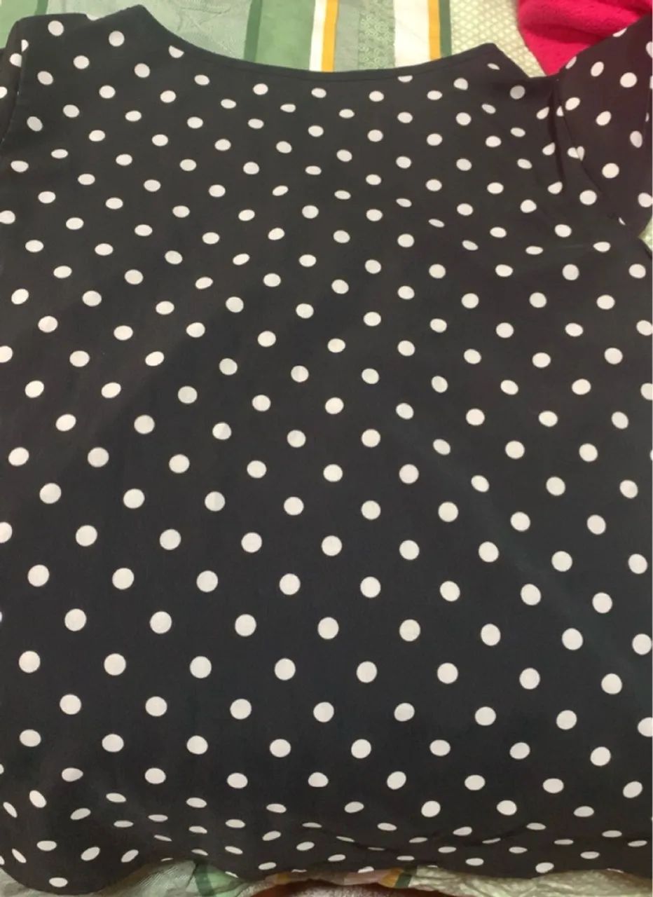 Camiseta de Bolinhas / Poá Preta e Branca NOVA NUNCA USADA - Foto 2