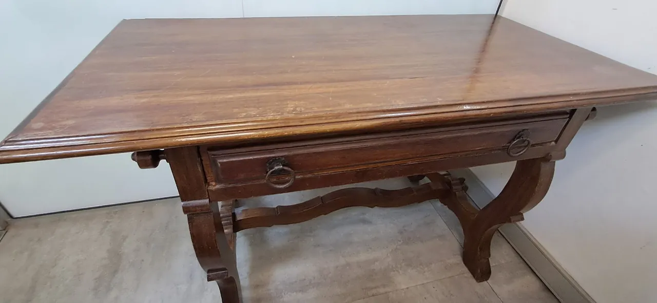 Mesa de madeira com gaveta
