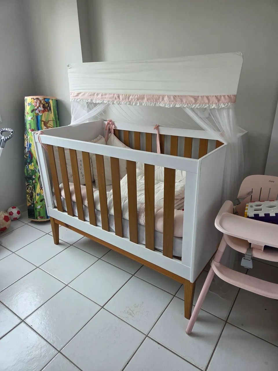 Berço com duas alturas e vira uma mini cama + colchão novo. - Foto 2