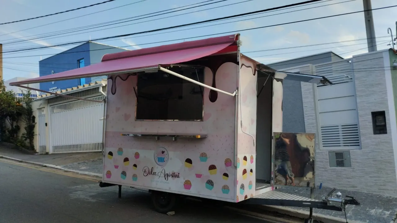 Vendo Trailer 2022 lindo com pouco uso, interno todo em inox, documentação em ordem