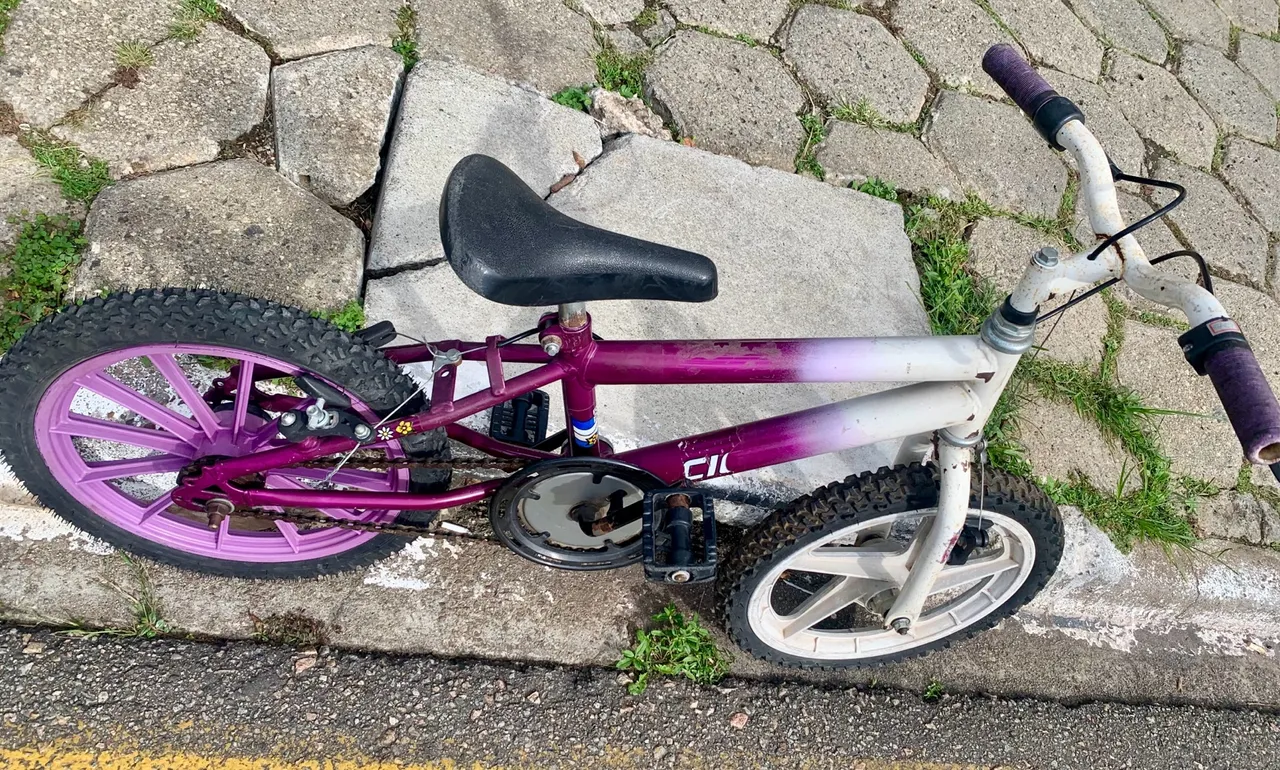 Bicicleta Infantil Aro 16 roxa e branca Excelente estado