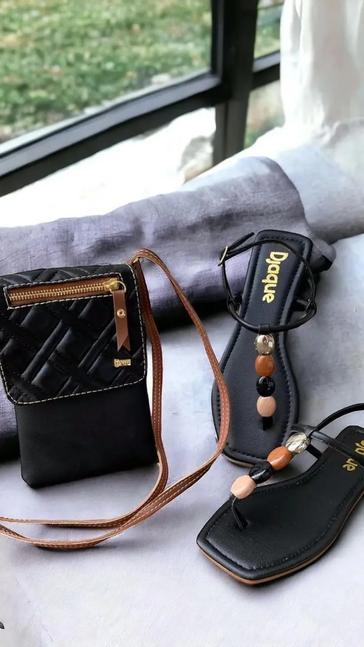 Sandálias e bolsa transversal feminina