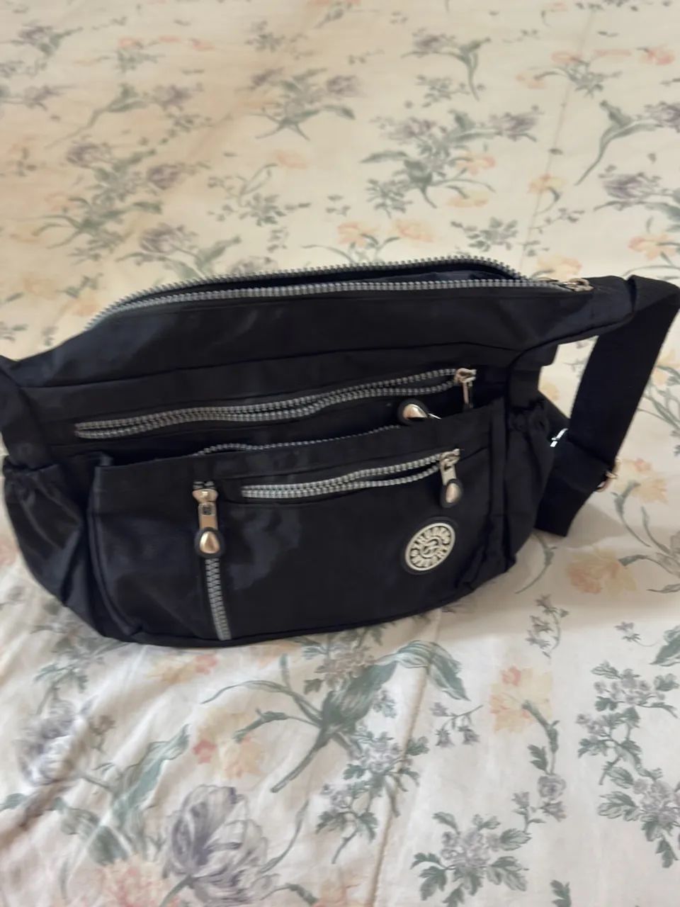 Bolsa transversal preta com vários compartimentos - Foto 3