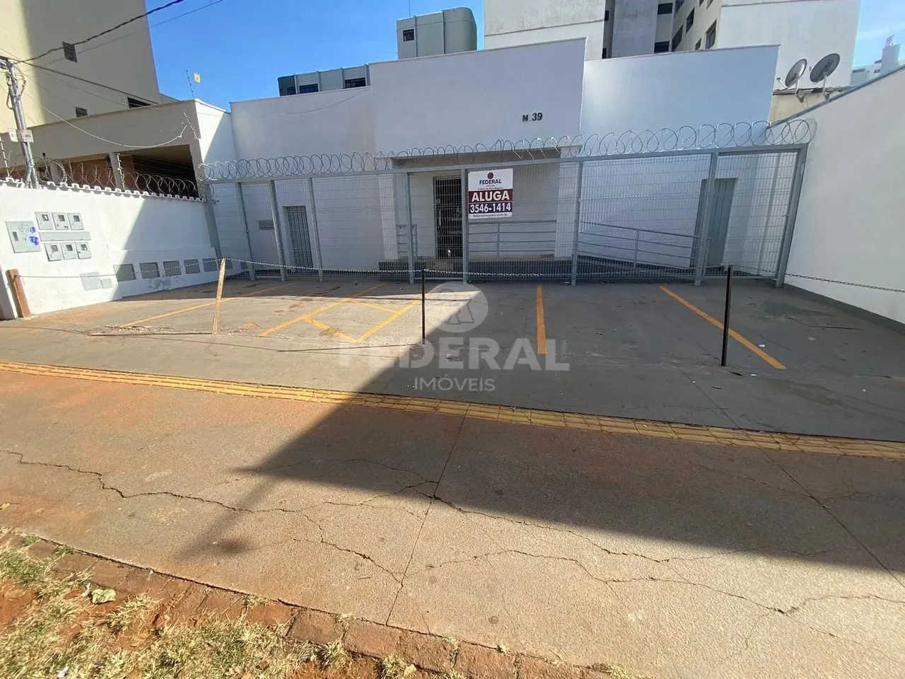 Ótima Casa Comercial para locação, 7 Salas Sendo 6 Suítes Banheiros , Localizada NoSetor C