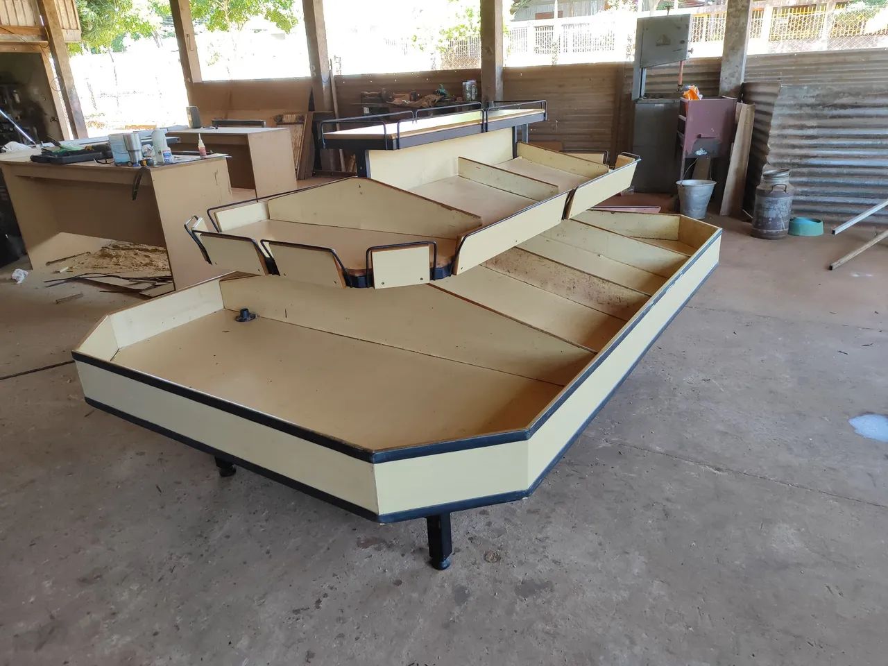 Expositor Branca flv 250 cm por 164 cm, altura 121 cm - Foto 4