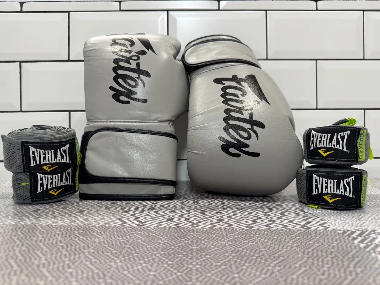 Luvas Fairtex 16 + caneleiras MKS - Foto 5