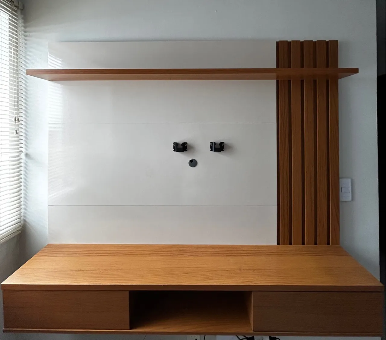 Painel de TV Moderno com Prateleira e Rack