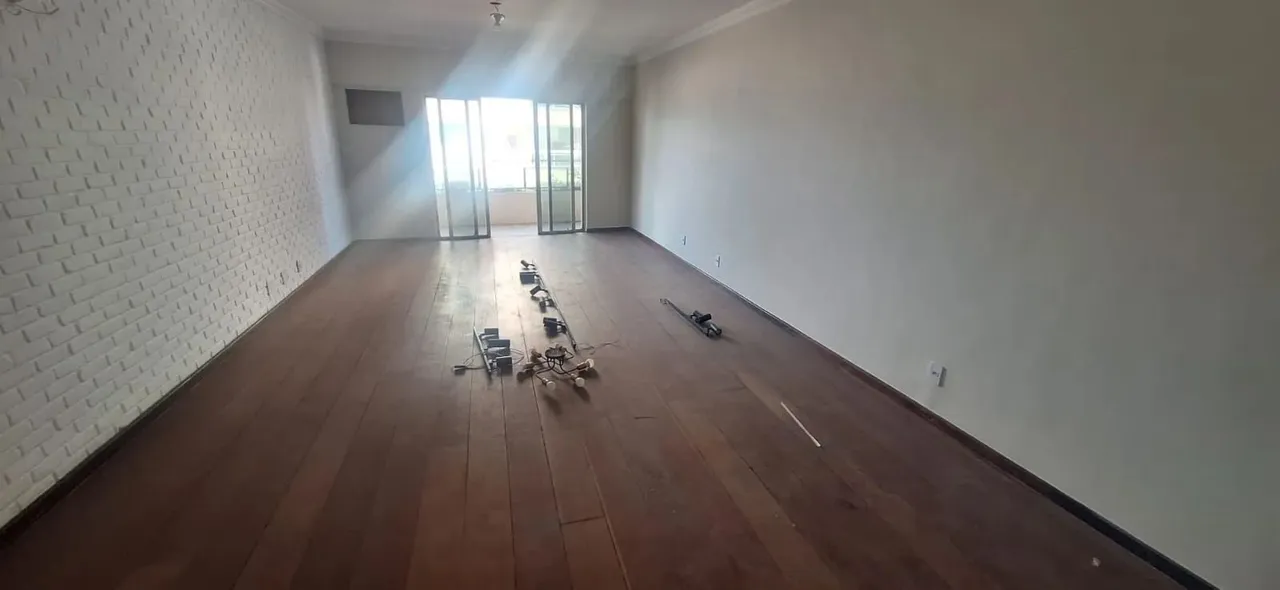 Mário Guimarães, 5 quartos com 2 suítes, 290m, 2 vagas. Centro de Nova Iguaçu.
