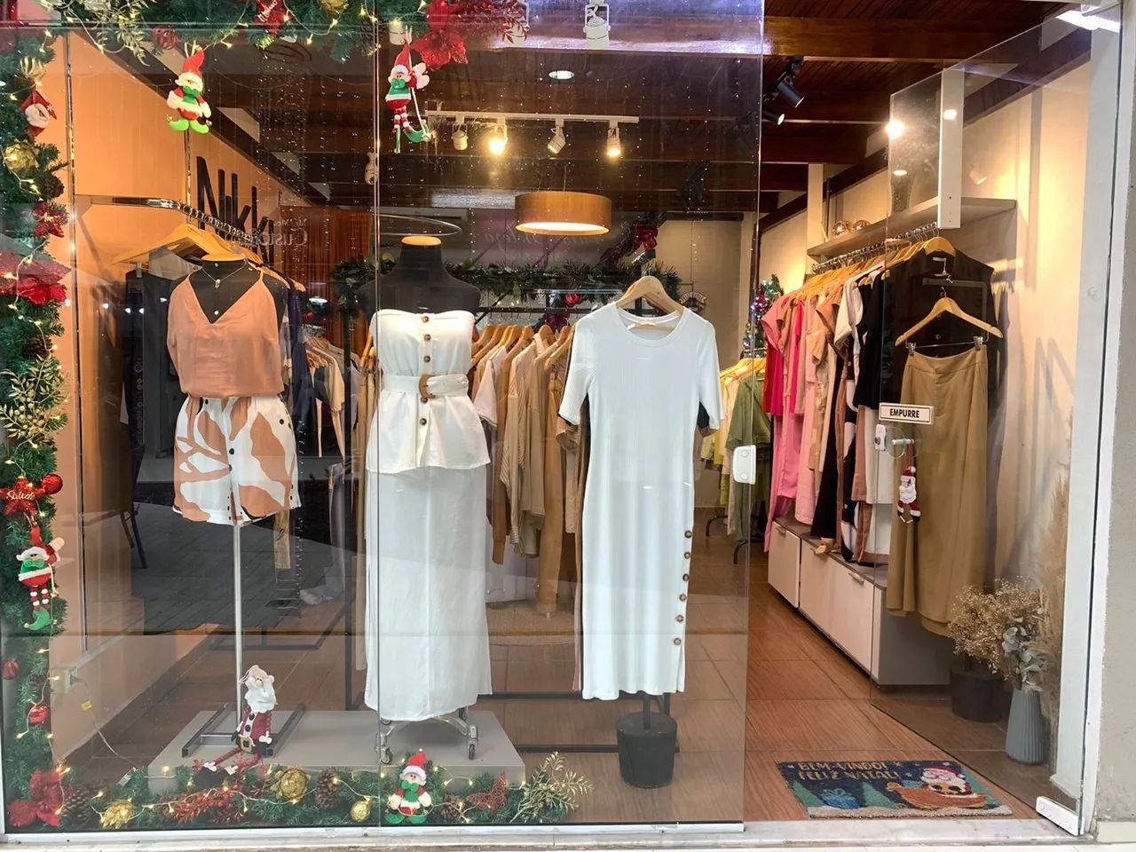 Passo loja de roupas femininas do shopping terras da Finlândia 