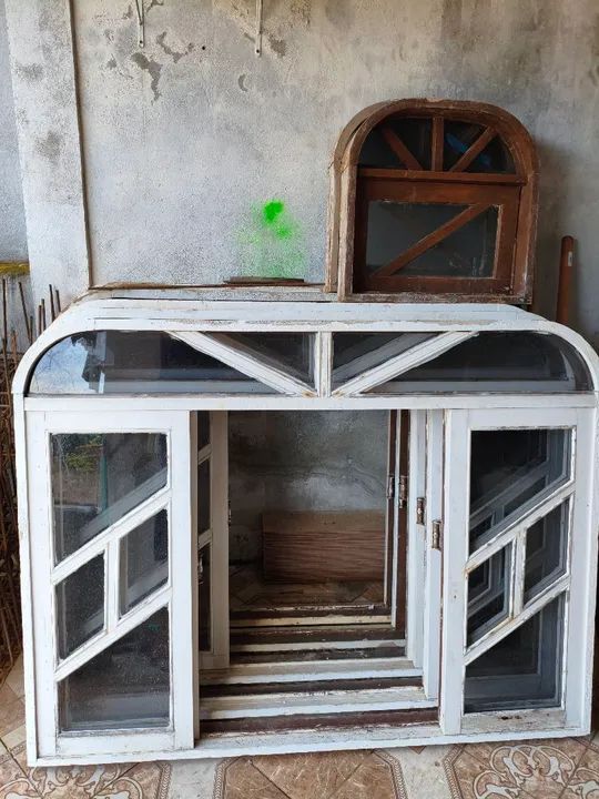 Janelas e porta janela com arco em madeira com vidro fumê  - Foto 4