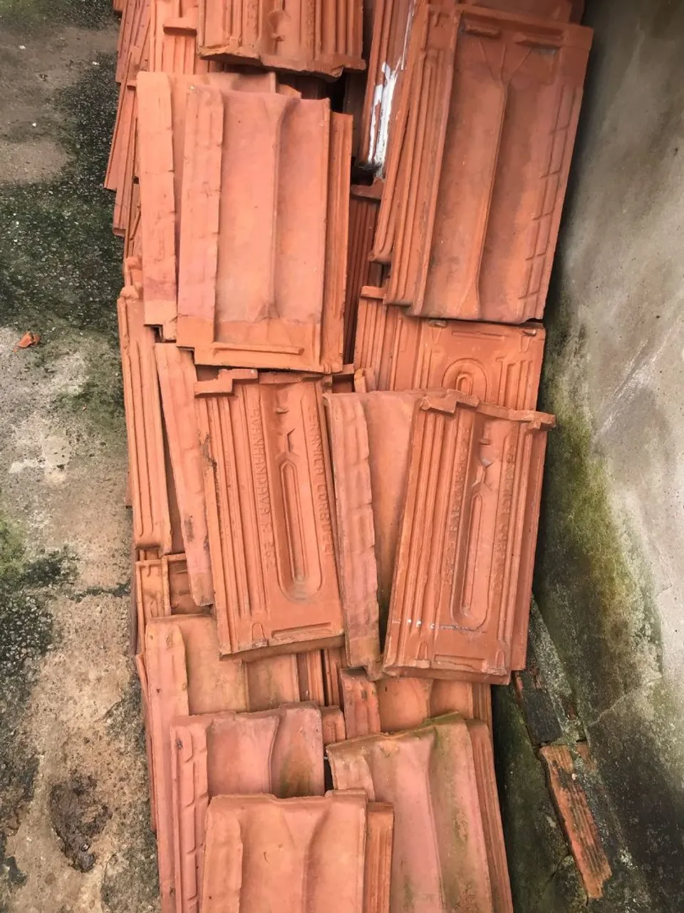 Telhas de barro, 1,00 real a unidade .