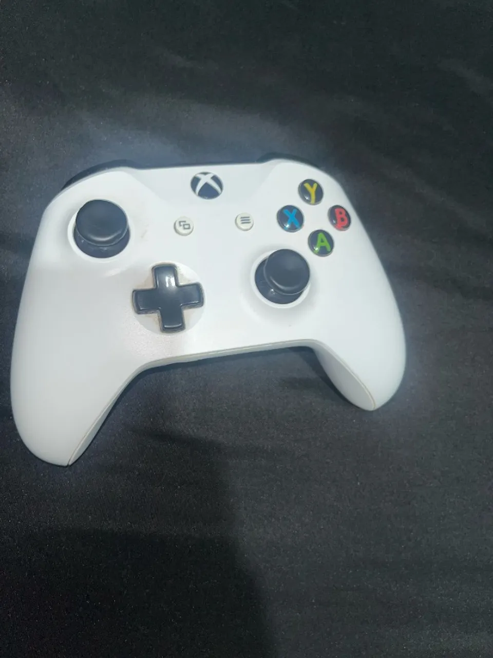 Xbox One S de 1 terabyte com controle branco 