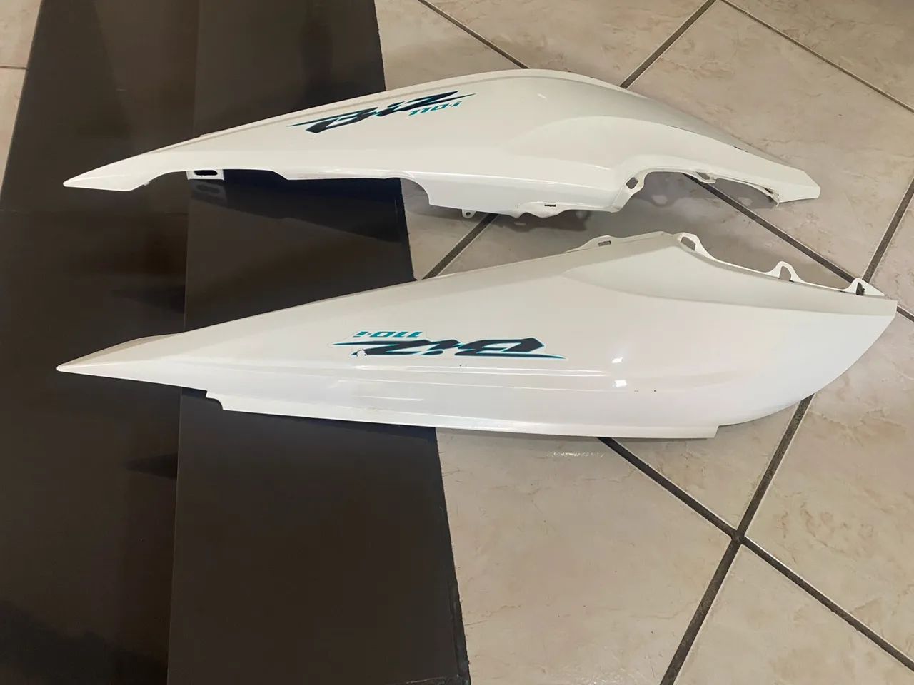 Par de Carenagens Laterais da Honda Biz 110i