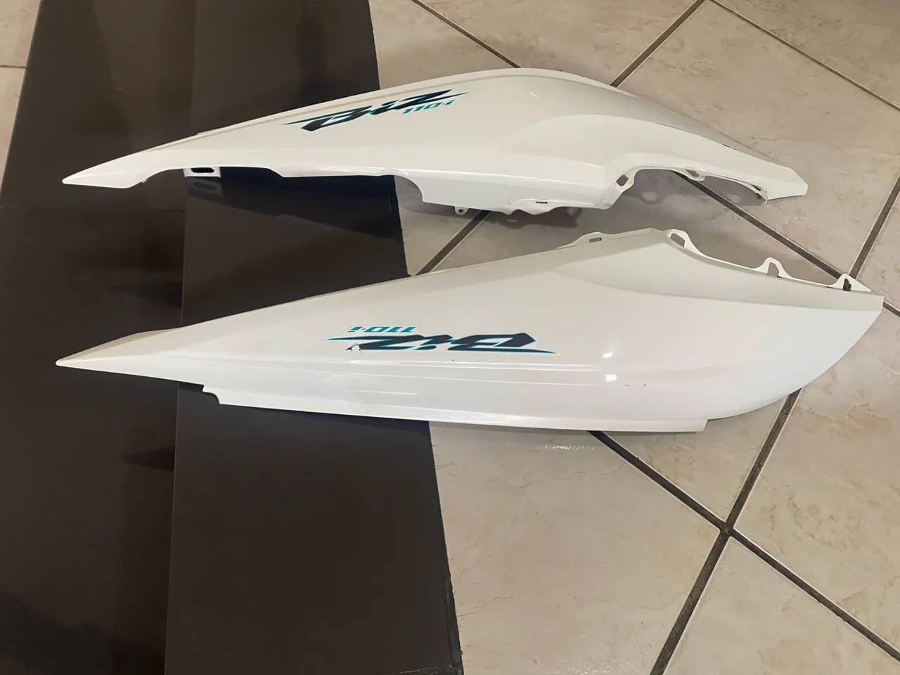 Par de Carenagens Laterais da Honda Biz 110i