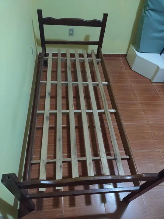 Cama de madeira de solteiro