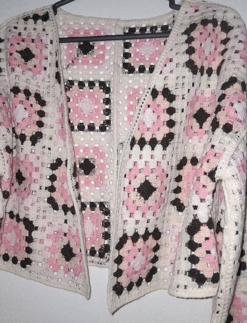 Casaco Crochê Branco com Detalhes Rosa - Foto 2