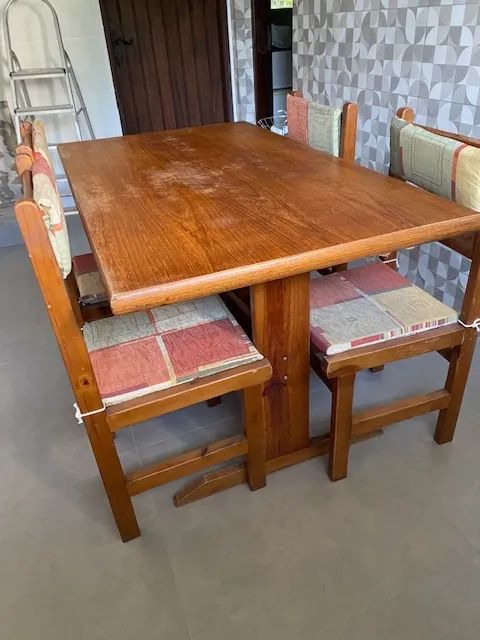 Mesa+4 cadeiras de madeira - oportunidade!