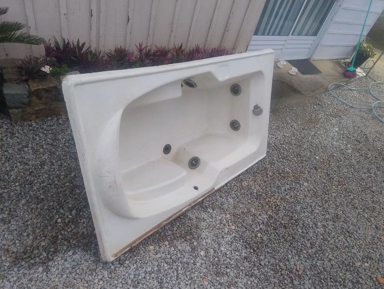 Vendo banheira... Obs; tem de dar uns reparos. Pouca coisa... - Foto 2