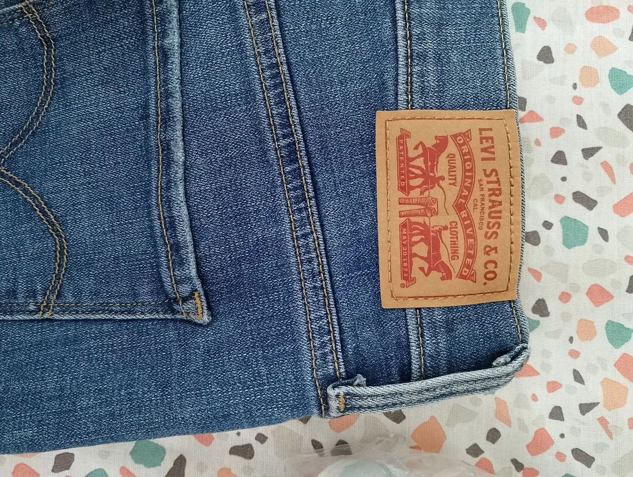Calça jeans Levis tamanho 28 infantil - Foto 4