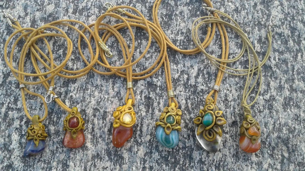 Colares de pedra com design artesanal