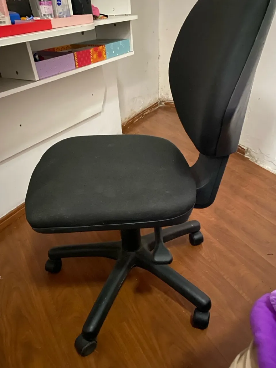 Cadeira de escritório preta e confortável