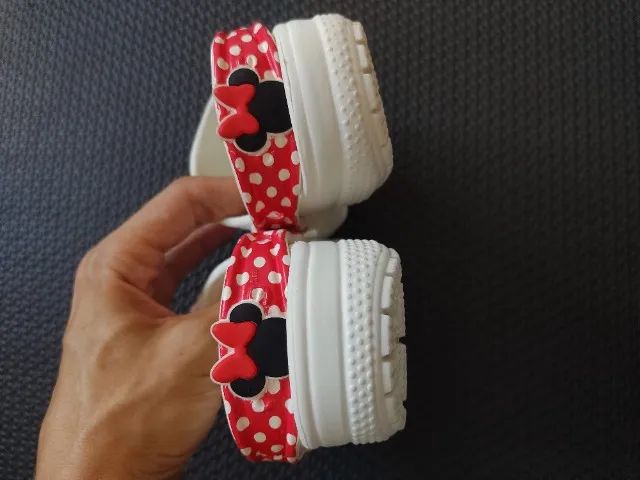Crocs infantil original edição especial Disney - Foto 4