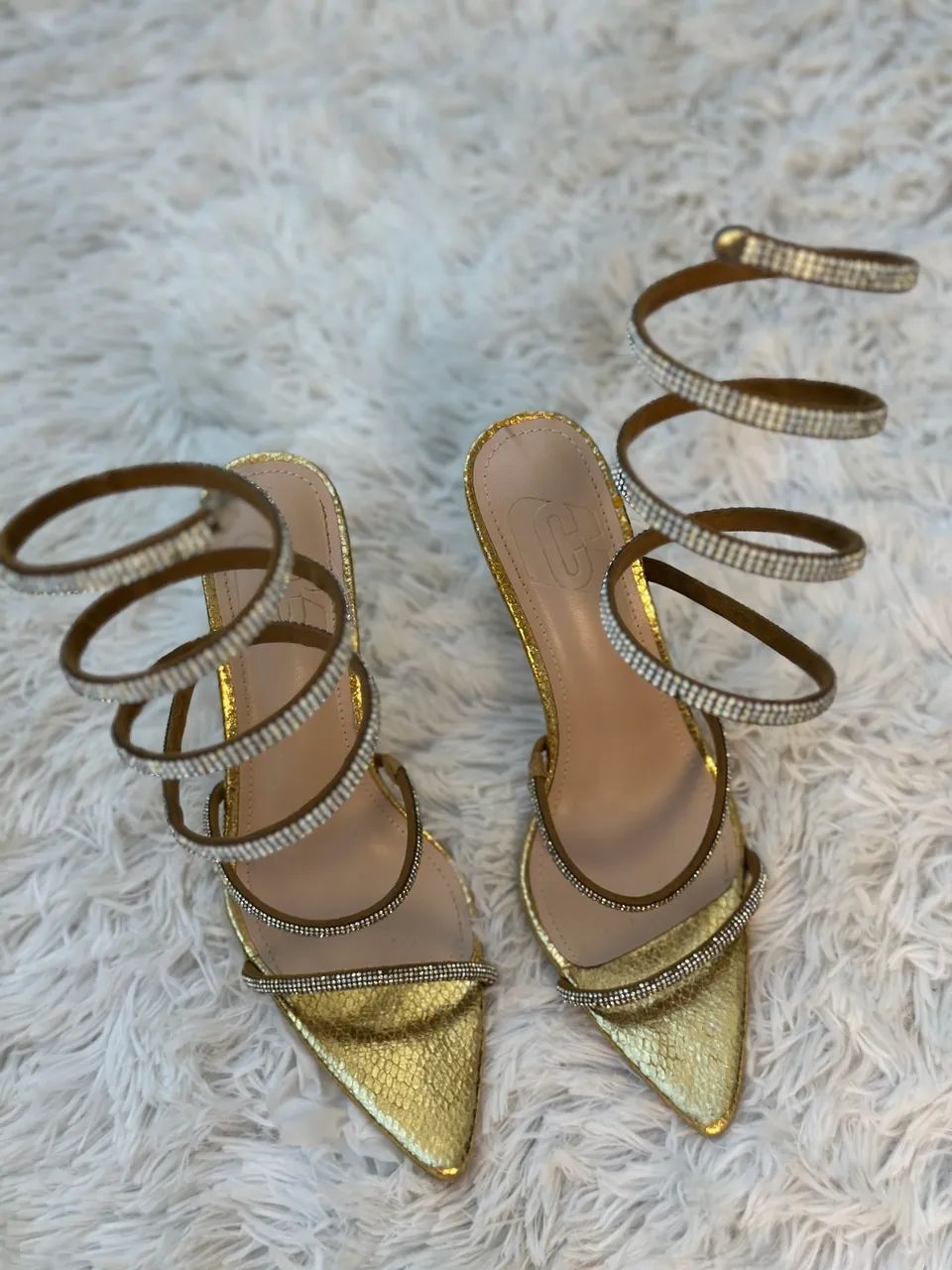 Sandália Dourada com Amarração de Strass - Foto 4