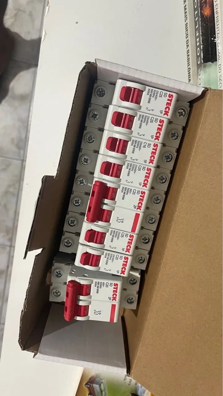 Caixa de disjuntores Steck Din 16A , 20A , 25A e um bipolar de 20A