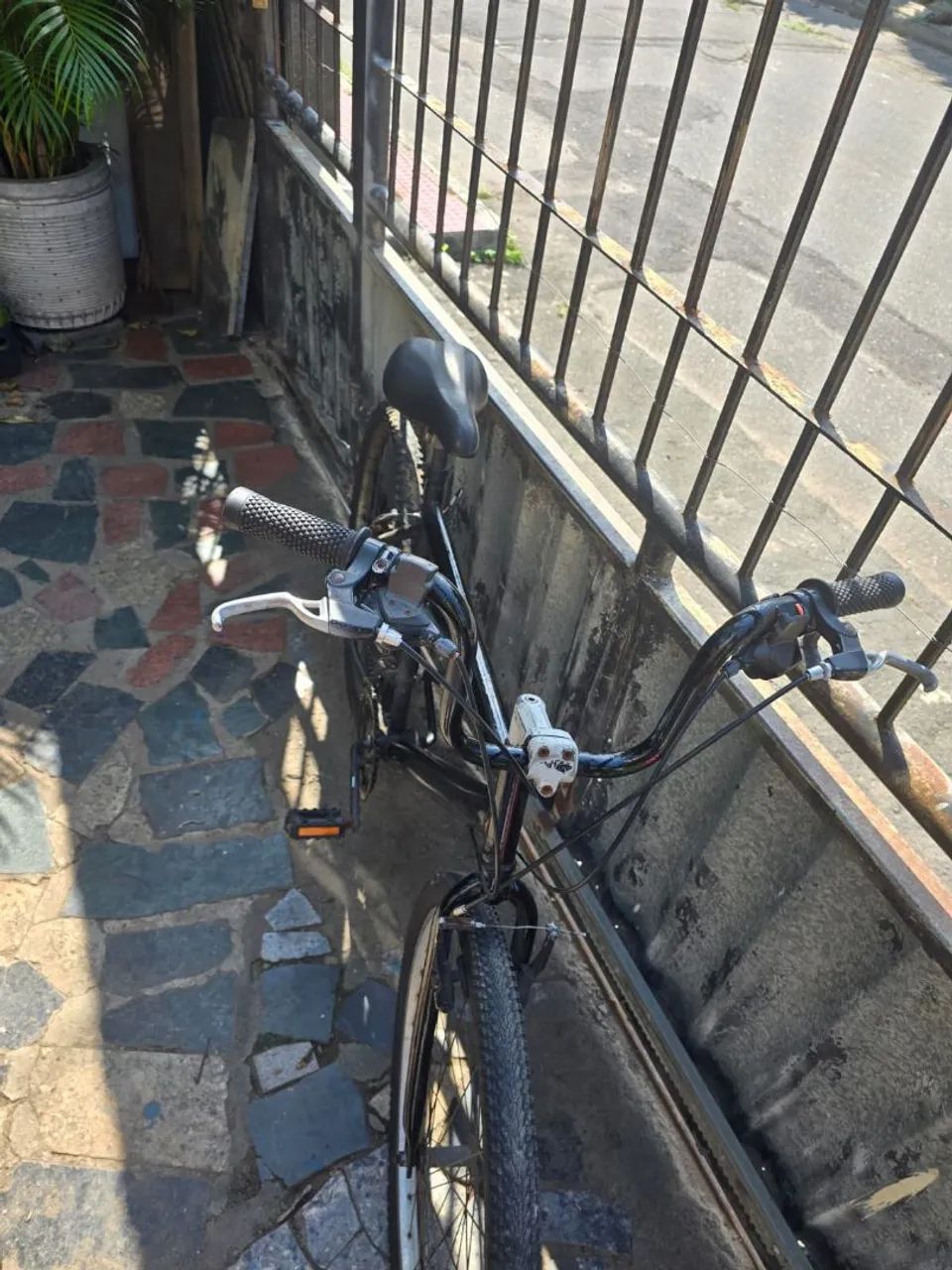 Bicicleta de aro 26 com marcha, completinha - Foto 2