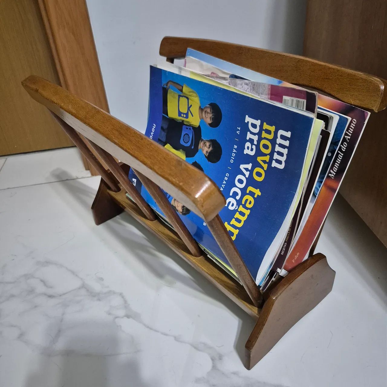 Porta revista de madeira envernizada 64728974755457121