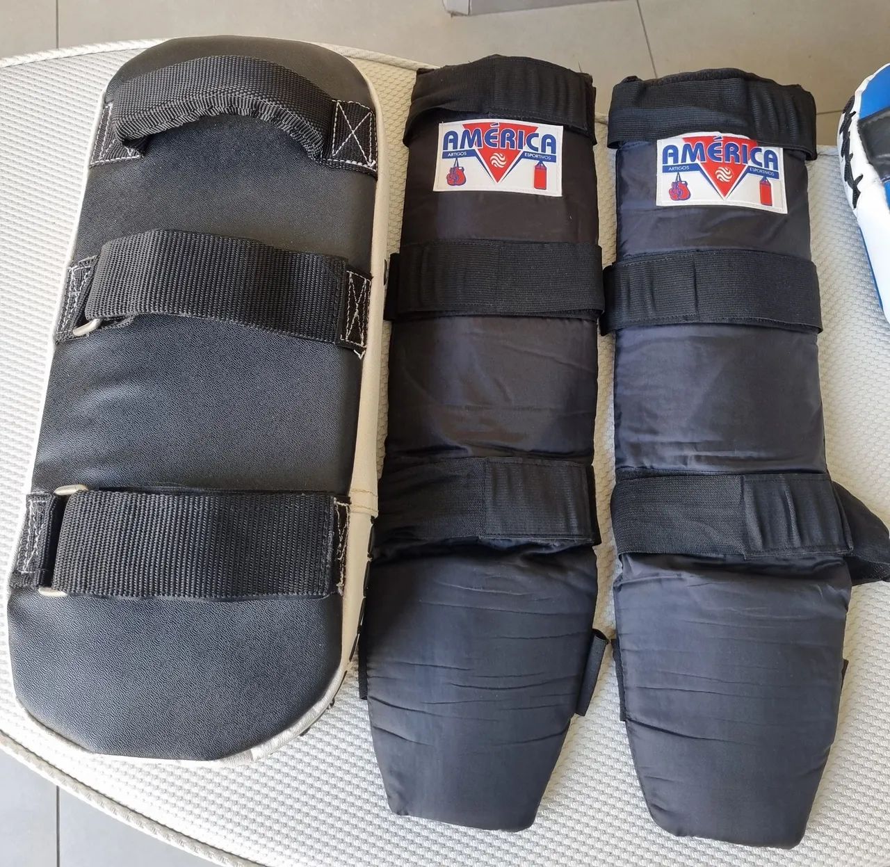 KIT TREINO MUAY THAY, BOXE - CANELEIRA, BANDAGEM, APARADOR DE CHUTE, MANOPLA FOCO.  - Foto 5